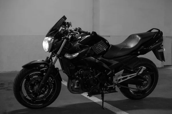 Moto Noire Dans Parking Souterrain — Photo