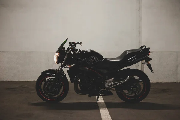 地下停车场的黑色摩托车 — 图库照片