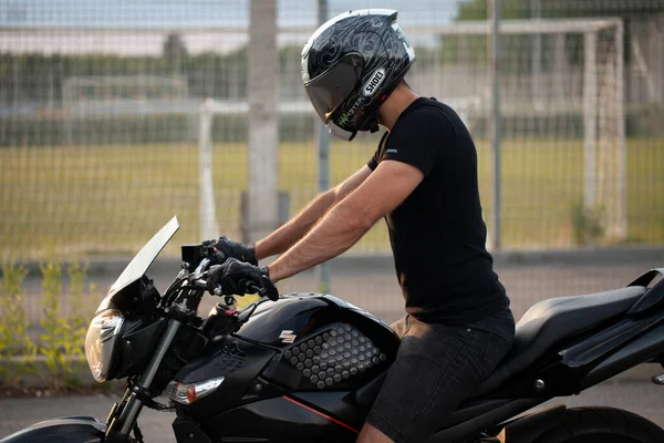 Moto Noire Dans Parking Souterrain — Photo