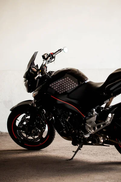 Sportliches Schwarzes Motorrad Vor Dem Hintergrund Einer Grauen Wand Studio — Stockfoto