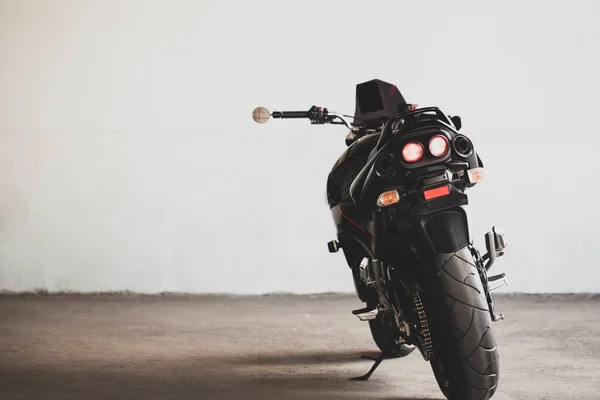 Спортивний Чорний Мотоцикл Тлі Підземної Сірої Стіни Студії — стокове фото