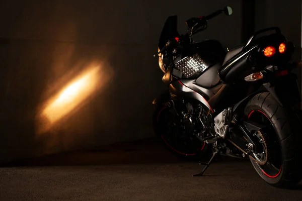 Черный Мотоцикл Фоне Подземной Серой Стены Студии — стоковое фото