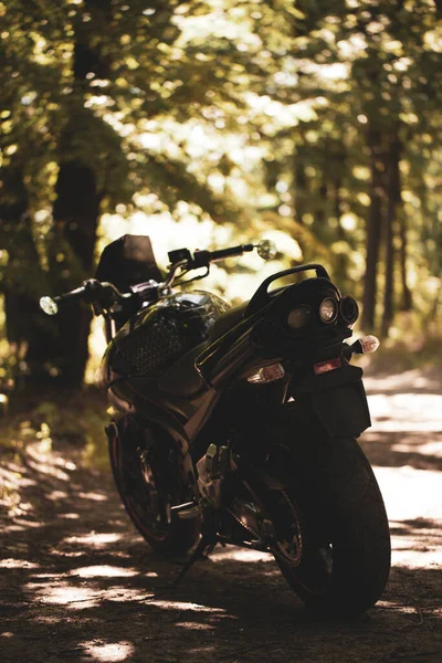 Deportes Motocicleta Negra Sobre Fondo Una Pared Gris Subterránea Estudio — Foto de Stock