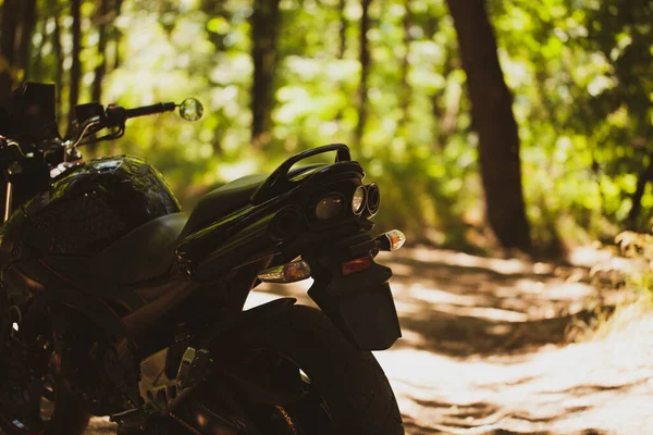 Deportes Motocicleta Negra Sobre Fondo Una Pared Gris Subterránea Estudio — Foto de Stock