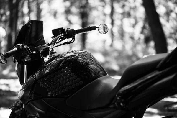 Черный Мотоцикл Фоне Подземной Серой Стены Студии — стоковое фото