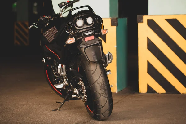 Черный Мотоцикл Фоне Подземного Паркинга — стоковое фото