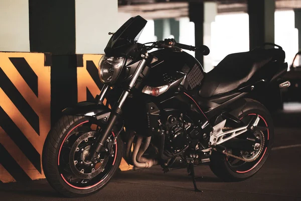 Schwarzes Motorrad Vor Dem Hintergrund Der Tiefgarage — Stockfoto