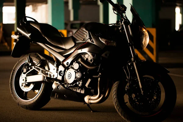 Czarny Motocykl Tle Podziemnego Parkingu — Zdjęcie stockowe