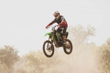 Yazın ormanda motosiklet yarışı..