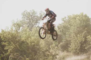 Yazın ormanda motosiklet yarışı..