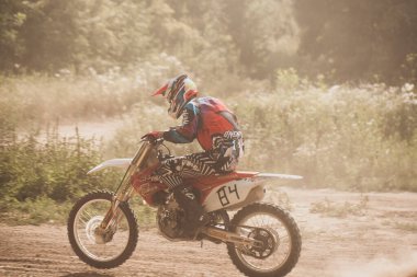 Yazın ormanda motosiklet yarışı..