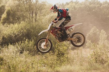 Yazın ormanda motosiklet yarışı..