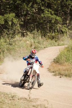 Yazın ormanda motosiklet yarışı..