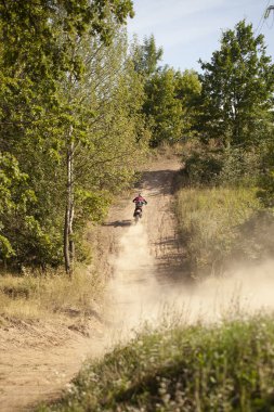 Yazın ormanda motosiklet yarışı..