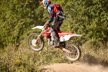 Yazın ormanda motosiklet yarışı..