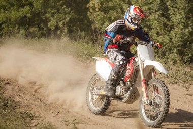 Yazın ormanda motosiklet yarışı..