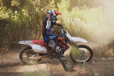 Yazın ormanda motosiklet yarışı..