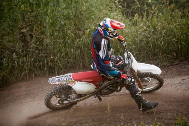 Yazın ormanda motosiklet yarışı..