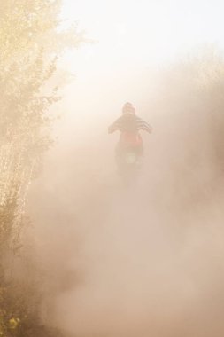 Yazın ormanda motosiklet yarışı..