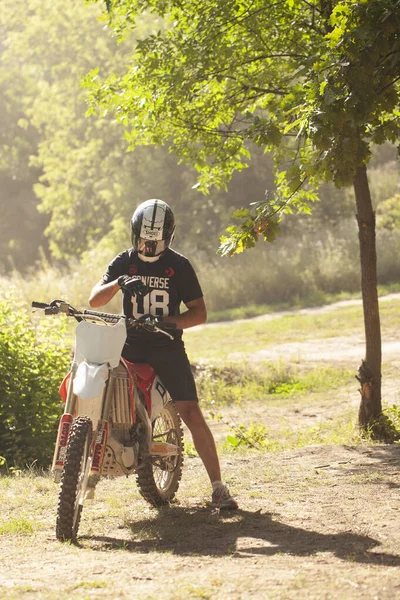 Längdskidåkning Motorcykel Racing Sommaren Skogen — Stockfoto