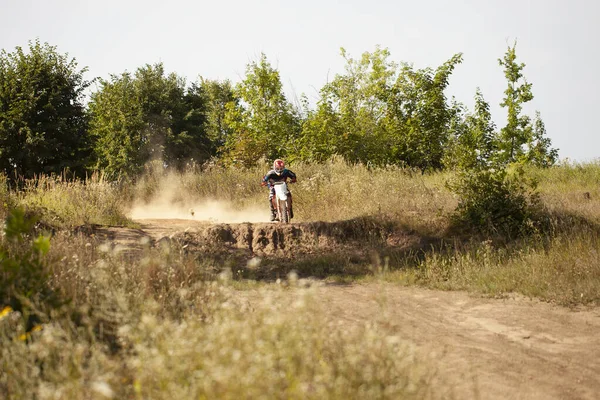 Längdskidåkning Motorcykel Racing Sommaren Skogen — Stockfoto