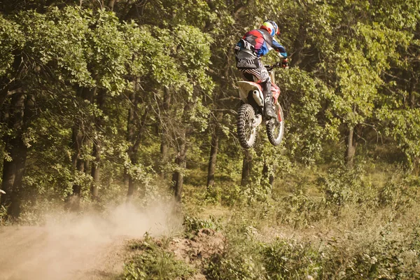 Běžecké Motocyklové Závody Létě Lese — Stock fotografie