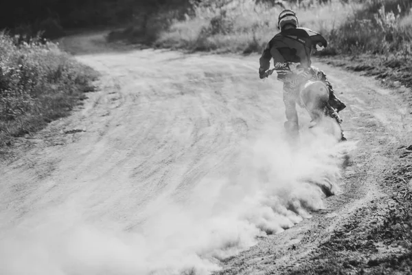 Längdskidåkning Motorcykel Racing Sommaren Skogen — Stockfoto