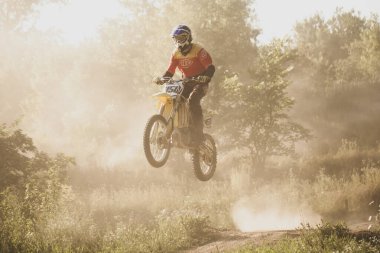 Yazın ormanda motosiklet yarışı..