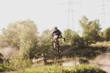 Yazın ormanda motosiklet yarışı..