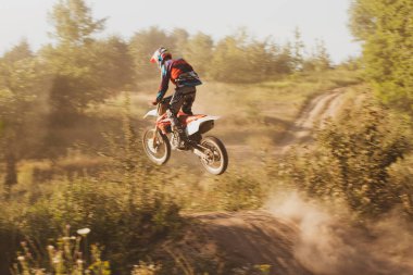 Yazın ormanda motosiklet yarışı..