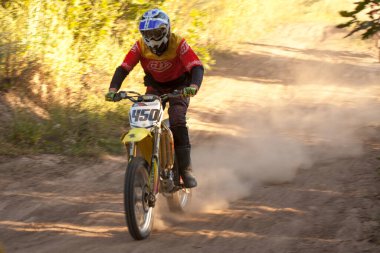 Yazın ormanda motosiklet yarışı..