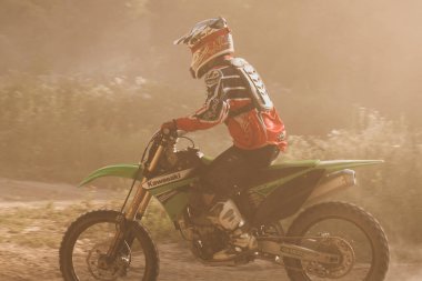 Yazın ormanda motosiklet yarışı..