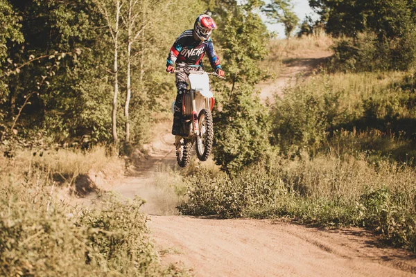 Längdskidåkning Motorcykel Racing Sommaren Skogen — Stockfoto