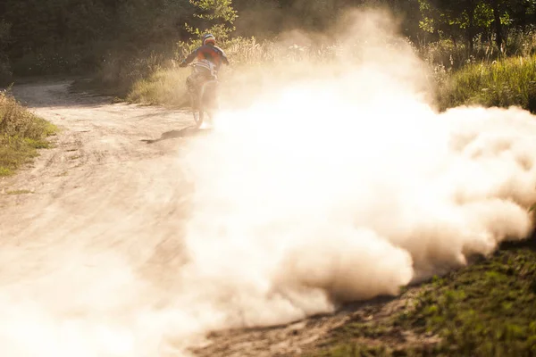 Längdskidåkning Motorcykel Racing Sommaren Skogen — Stockfoto