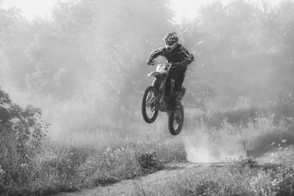 Běžecké Motocyklové Závody Létě Lese — Stock fotografie