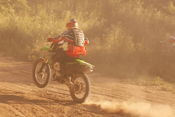 Längdskidåkning Motorcykel Racing Sommaren Skogen — Stockfoto