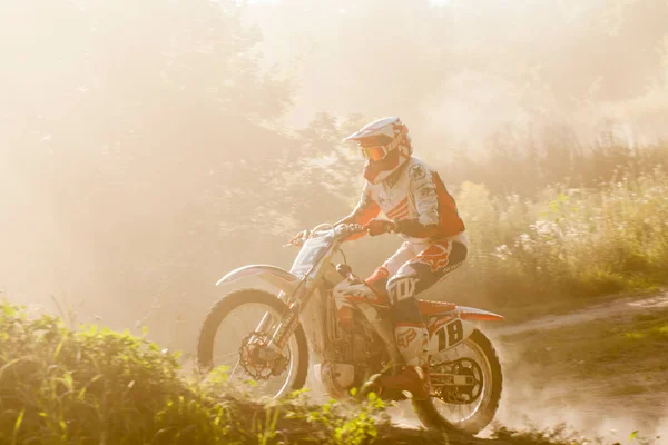 森の中の夏のクロスカントリーバイクレース — ストック写真