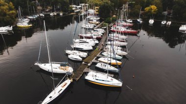 Birçok güzel beyaz yatlar sonbaharda nehir boyunca yelken açar..