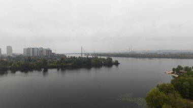 Birçok güzel beyaz yatlar sonbaharda nehir boyunca yelken açar..
