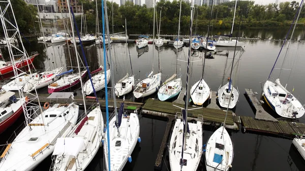 Viele Schöne Weiße Yachten Fahren Herbst Den Fluss Entlang — Stockfoto