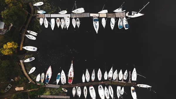 Viele Schöne Weiße Yachten Fahren Herbst Den Fluss Entlang — Stockfoto