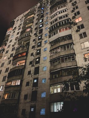 Kiev 'deki yüksek katlı eski evler.