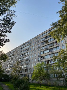 Kiev 'deki yüksek katlı eski evler.