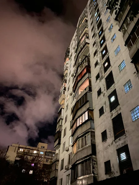 Kiev 'deki yüksek katlı eski evler.