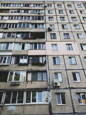 Kiev 'deki yüksek katlı eski evler.