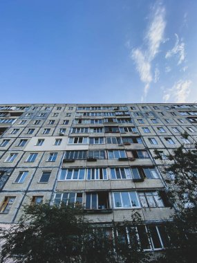 Kiev 'deki yüksek katlı eski evler.