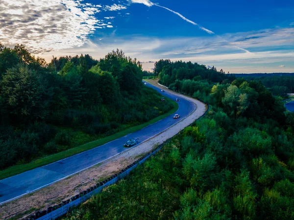 Samochód wyścigowy na torze wyścigowym po lidera — Zdjęcie stockowe