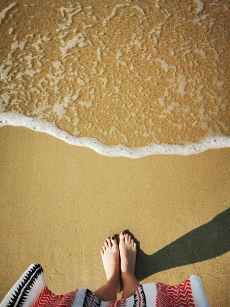 Barefoot meisje staan op het zand in de voorkant van de komende zee golven — Stockfoto