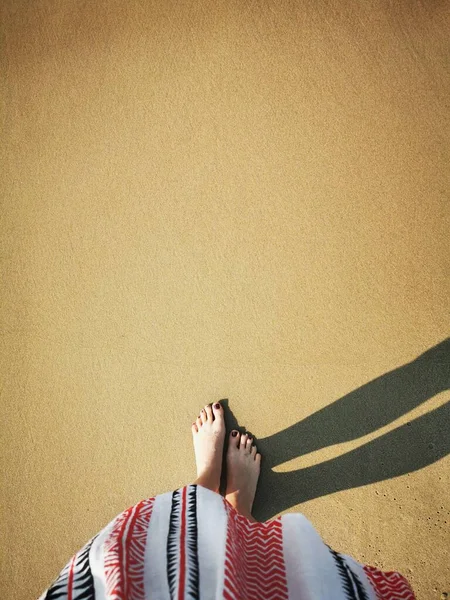 Fille pieds nus debout sur le sable en face des vagues de mer à venir — Photo
