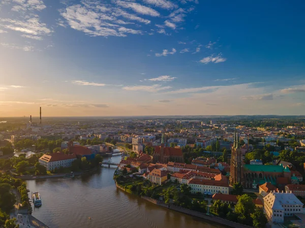 Odra kıyısındaki Wroclaw eski kasabası ve Katedrali 'nin havadan panoramik manzarası